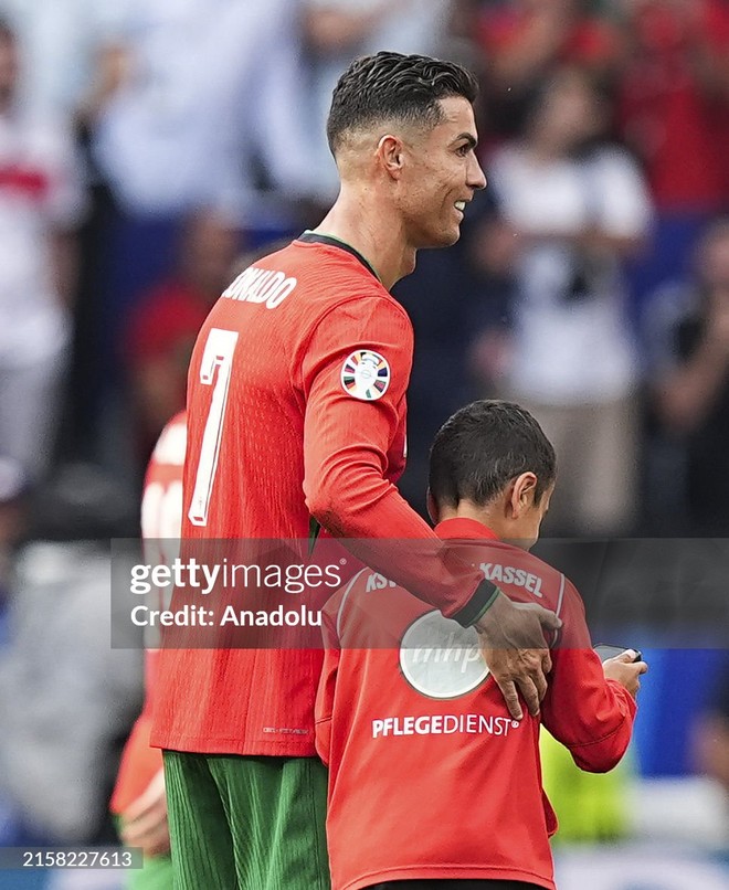 Chủ nhà Euro 2024 nhận "báo động đỏ" vì… Ronaldo, CR7 được khen ngợi vì hành động tuyệt đẹp!- Ảnh 6.