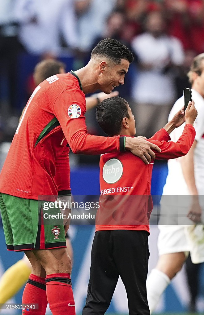 Chủ nhà Euro 2024 nhận "báo động đỏ" vì… Ronaldo, CR7 được khen ngợi vì hành động tuyệt đẹp!- Ảnh 7.