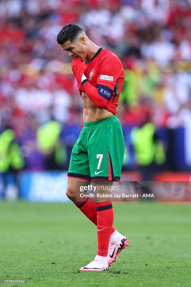 Vì sao Ronaldo "bỏ" bàn thắng, khiến cả thế giới ngỡ ngàng?- Ảnh 1. Vì sao Ronaldo "bỏ" bàn thắng, khiến cả thế giới ngỡ ngàng?- Ảnh 1.