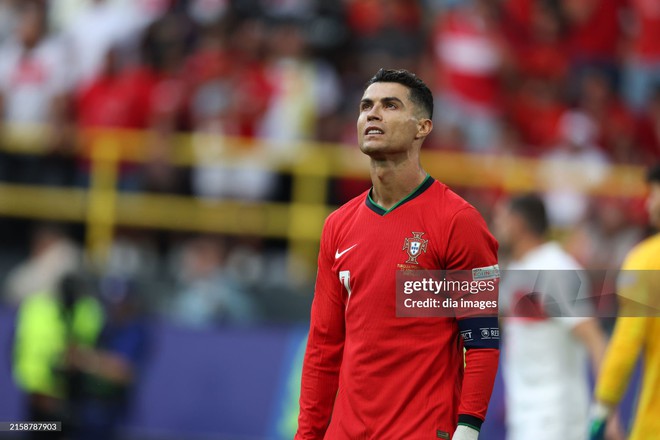 Vì sao Ronaldo "bỏ" bàn thắng, khiến cả thế giới ngỡ ngàng?- Ảnh 2. Vì sao Ronaldo "bỏ" bàn thắng, khiến cả thế giới ngỡ ngàng?- Ảnh 2.