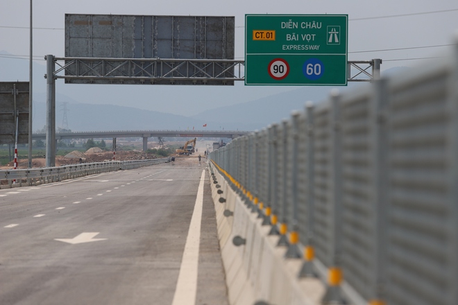 Tuyến cao tốc 50km trị giá 11.150 tỷ đồng, kết nối Thủ đô với tỉnh rộng nhất Việt Nam "hối hả" về đích- Ảnh 10. Tuyến cao tốc 50km trị giá 11.150 tỷ đồng, kết nối Thủ đô với tỉnh rộng nhất Việt Nam "hối hả" về đích- Ảnh 10.