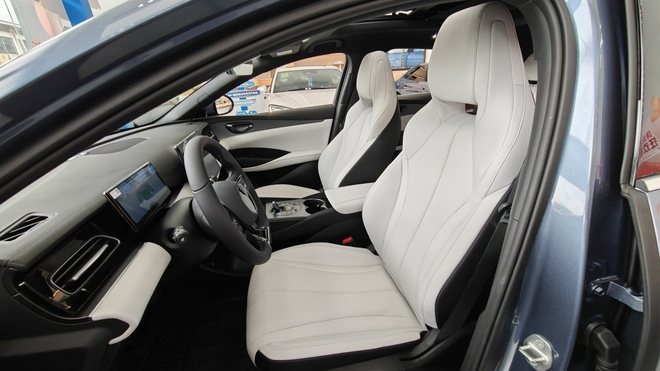 Mẫu xe đầy bình đi 2.100km, ngang tầm Camry nhưng giá chỉ 350 triệu đồng- Ảnh 9. Mẫu xe đầy bình đi 2.100km, ngang tầm Camry nhưng giá chỉ 350 triệu đồng- Ảnh 9.