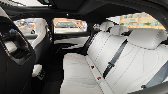 Mẫu xe đầy bình đi 2.100km, ngang tầm Camry nhưng giá chỉ 350 triệu đồng- Ảnh 10. Mẫu xe đầy bình đi 2.100km, ngang tầm Camry nhưng giá chỉ 350 triệu đồng- Ảnh 10.