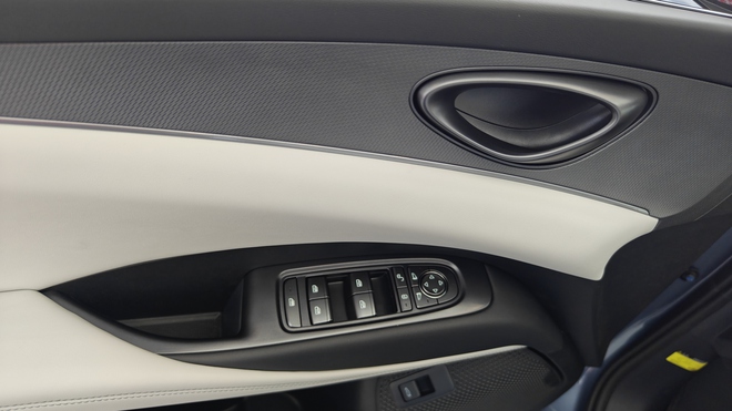 Mẫu xe đầy bình đi 2.100km, ngang tầm Camry nhưng giá chỉ 350 triệu đồng- Ảnh 11. Mẫu xe đầy bình đi 2.100km, ngang tầm Camry nhưng giá chỉ 350 triệu đồng- Ảnh 11.