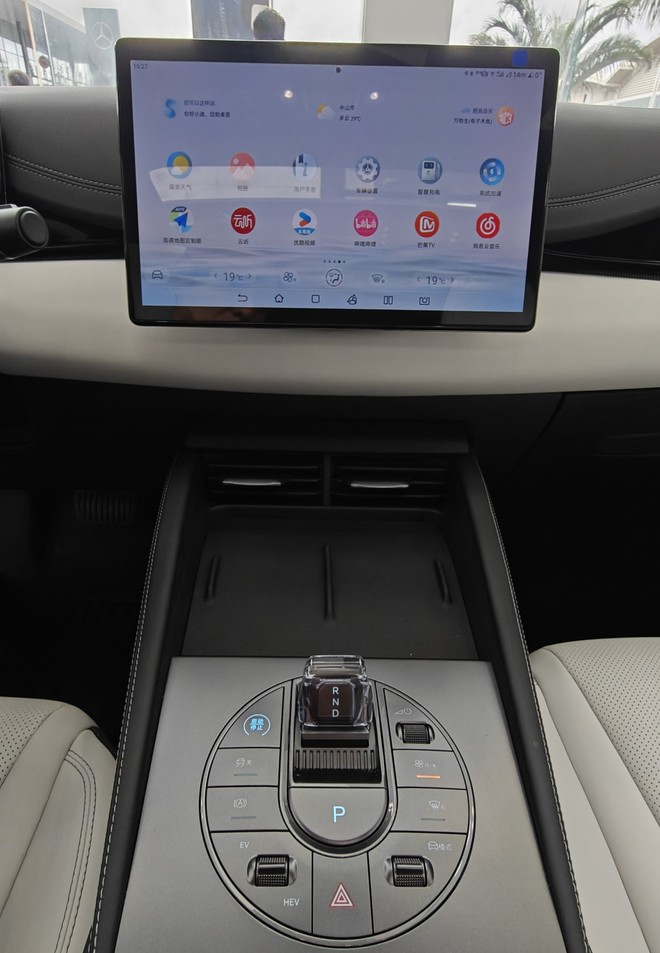 Mẫu xe đầy bình đi 2.100km, ngang tầm Camry nhưng giá chỉ 350 triệu đồng- Ảnh 12. Mẫu xe đầy bình đi 2.100km, ngang tầm Camry nhưng giá chỉ 350 triệu đồng- Ảnh 12.