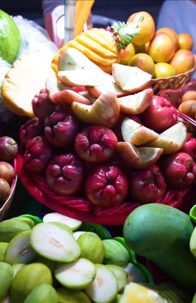 Khách Tây bị "chém đẹp" 200 nghìn/kg roi trên phố Hà Nội, đoạn kết càng thêm bức xúc- Ảnh 1. Khách Tây bị "chém đẹp" 200 nghìn/kg roi trên phố Hà Nội, đoạn kết càng thêm bức xúc- Ảnh 1.