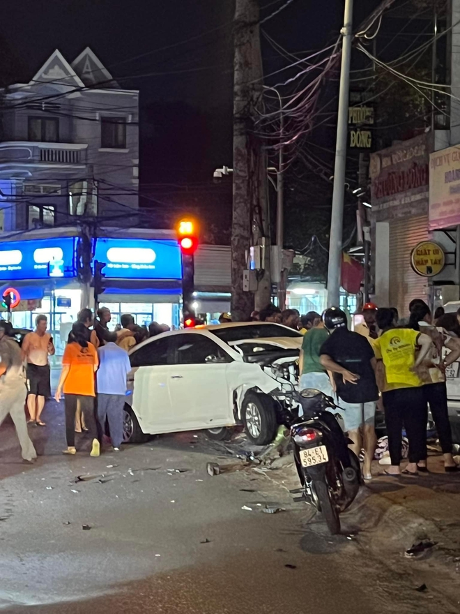Camera vụ nữ tài xế tông liên hoàn loạt xe máy, khiến 2 mẹ con tử vong ở Vũng Tàu- Ảnh 1. Camera vụ nữ tài xế tông liên hoàn loạt xe máy, khiến 2 mẹ con tử vong ở Vũng Tàu- Ảnh 1.