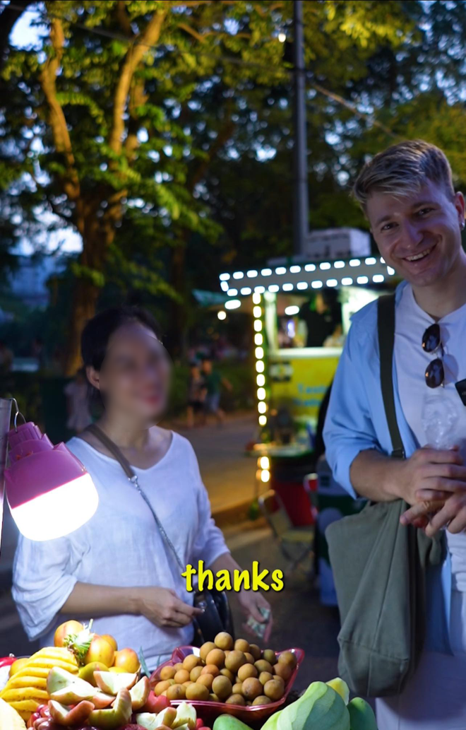 Khách Tây bị "chém đẹp" 200 nghìn/kg roi trên phố Hà Nội, đoạn kết càng thêm bức xúc- Ảnh 4. Khách Tây bị "chém đẹp" 200 nghìn/kg roi trên phố Hà Nội, đoạn kết càng thêm bức xúc- Ảnh 4.