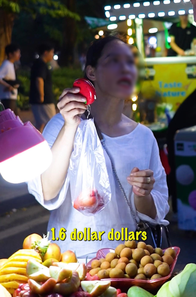 Khách Tây bị "chém đẹp" 200 nghìn/kg roi trên phố Hà Nội, đoạn kết càng thêm bức xúc- Ảnh 2. Khách Tây bị "chém đẹp" 200 nghìn/kg roi trên phố Hà Nội, đoạn kết càng thêm bức xúc- Ảnh 2.