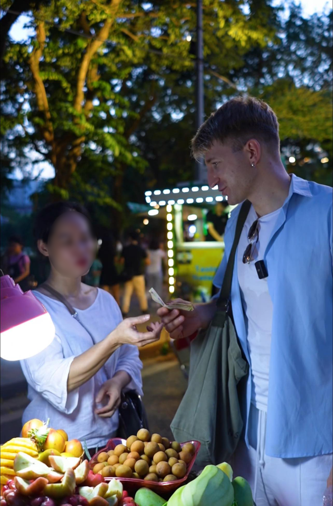 Khách Tây bị "chém đẹp" 200 nghìn/kg roi trên phố Hà Nội, đoạn kết càng thêm bức xúc- Ảnh 3. Khách Tây bị "chém đẹp" 200 nghìn/kg roi trên phố Hà Nội, đoạn kết càng thêm bức xúc- Ảnh 3.