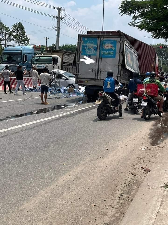 Vừa xảy ra vụ tai nạn liên hoàn nghiêm trọng: Ảnh hiện trường chia sẻ liên tục trên MXH- Ảnh 2. Vừa xảy ra vụ tai nạn liên hoàn nghiêm trọng: Ảnh hiện trường chia sẻ liên tục trên MXH- Ảnh 2.