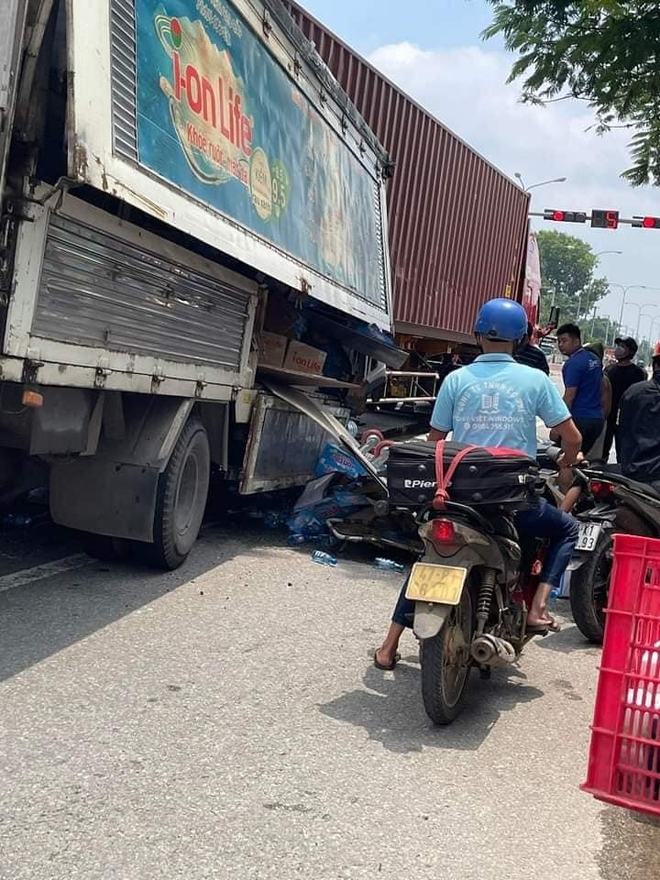 Vừa xảy ra vụ tai nạn liên hoàn nghiêm trọng: Ảnh hiện trường chia sẻ liên tục trên MXH- Ảnh 3. Vừa xảy ra vụ tai nạn liên hoàn nghiêm trọng: Ảnh hiện trường chia sẻ liên tục trên MXH- Ảnh 3.