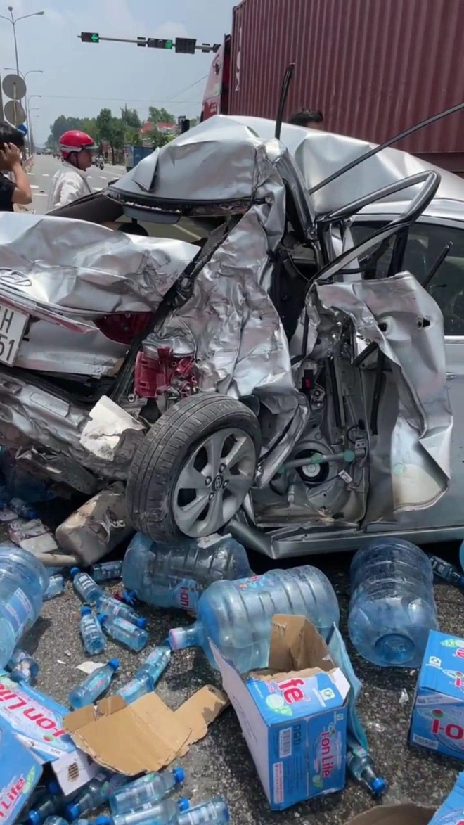 Vừa xảy ra vụ tai nạn liên hoàn nghiêm trọng: Ảnh hiện trường chia sẻ liên tục trên MXH- Ảnh 5. Vừa xảy ra vụ tai nạn liên hoàn nghiêm trọng: Ảnh hiện trường chia sẻ liên tục trên MXH- Ảnh 5.