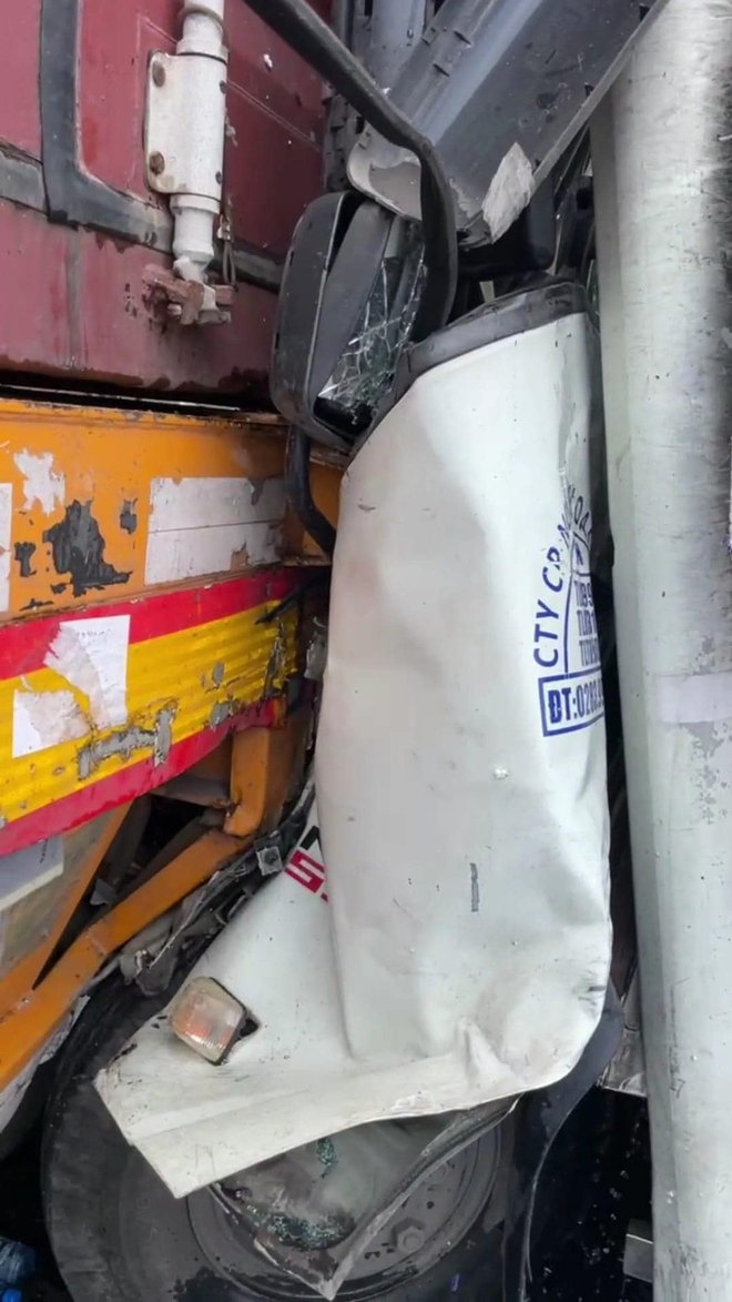 Vừa xảy ra vụ tai nạn liên hoàn nghiêm trọng: Ảnh hiện trường chia sẻ liên tục trên MXH- Ảnh 6. Vừa xảy ra vụ tai nạn liên hoàn nghiêm trọng: Ảnh hiện trường chia sẻ liên tục trên MXH- Ảnh 6.