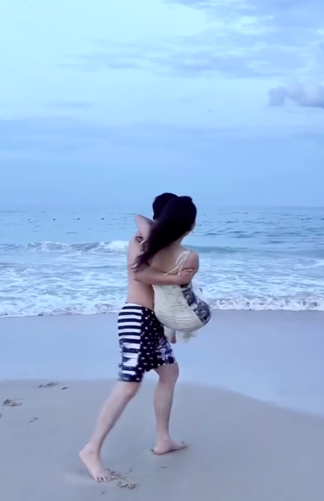 Bị tố "giật chồng" sau khi đăng clip công khai tình cảm với 1 nam NSƯT, diễn viên Thùy Anh đáp trả- Ảnh 2. Bị tố "giật chồng" sau khi đăng clip công khai tình cảm với 1 nam NSƯT, diễn viên Thùy Anh đáp trả- Ảnh 2.