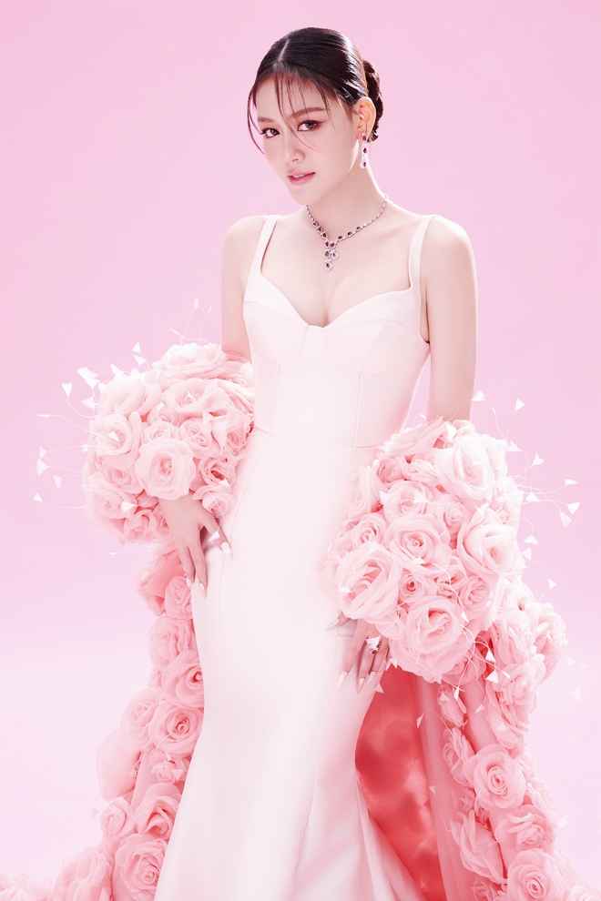Á hậu Đặng Thanh Ngân khoe sắc với áo choàng hồng đính trăm bông hoa, tiết lộ cuộc sống hiện tại- Ảnh 7. Á hậu Đặng Thanh Ngân khoe sắc với áo choàng hồng đính trăm bông hoa, tiết lộ cuộc sống hiện tại- Ảnh 7.