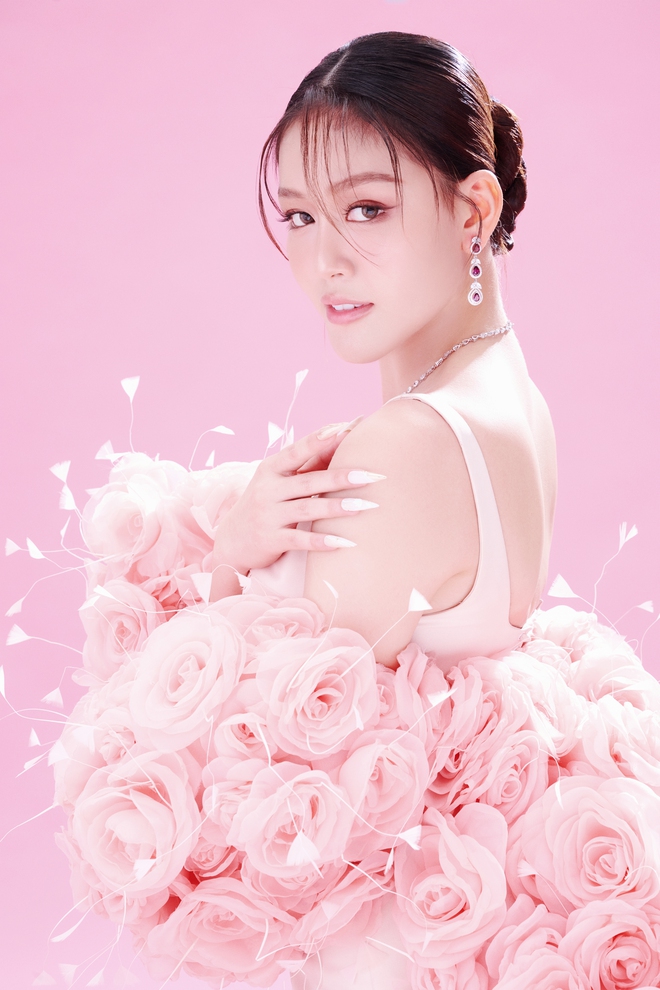 Á hậu Đặng Thanh Ngân khoe sắc với áo choàng hồng đính trăm bông hoa, tiết lộ cuộc sống hiện tại- Ảnh 4. Á hậu Đặng Thanh Ngân khoe sắc với áo choàng hồng đính trăm bông hoa, tiết lộ cuộc sống hiện tại- Ảnh 4.