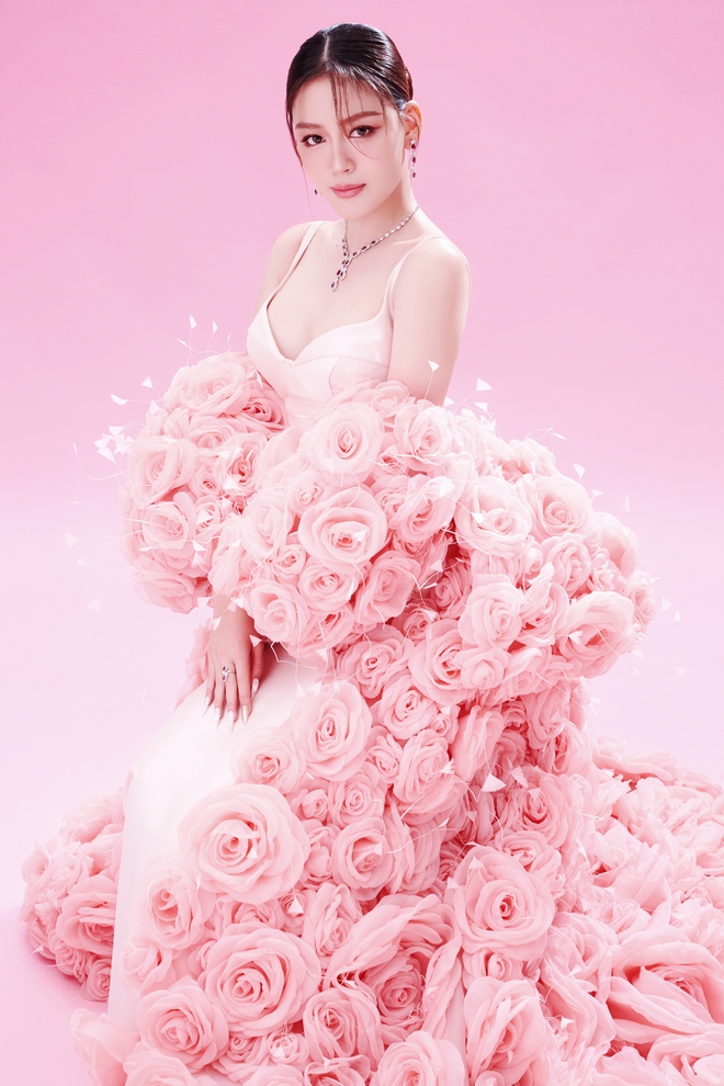 Á hậu Đặng Thanh Ngân khoe sắc với áo choàng hồng đính trăm bông hoa, tiết lộ cuộc sống hiện tại- Ảnh 6. Á hậu Đặng Thanh Ngân khoe sắc với áo choàng hồng đính trăm bông hoa, tiết lộ cuộc sống hiện tại- Ảnh 6.