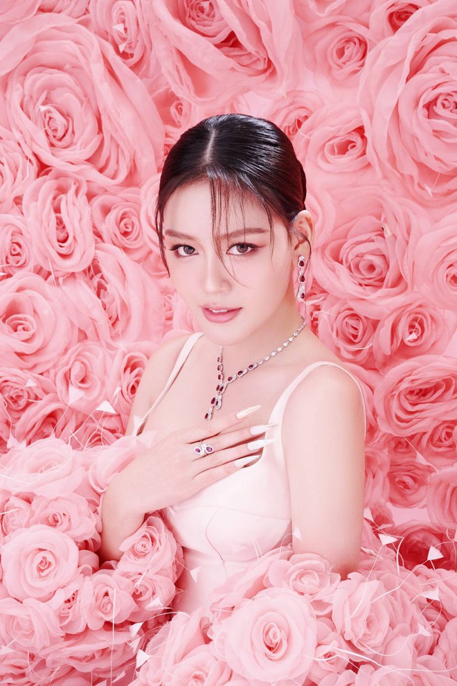 Á hậu Đặng Thanh Ngân khoe sắc với áo choàng hồng đính trăm bông hoa, tiết lộ cuộc sống hiện tại- Ảnh 3. Á hậu Đặng Thanh Ngân khoe sắc với áo choàng hồng đính trăm bông hoa, tiết lộ cuộc sống hiện tại- Ảnh 3.