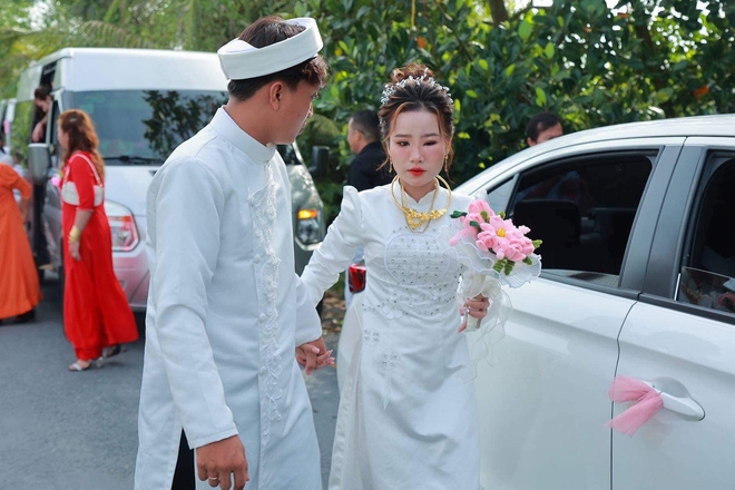 Bị ong đốt trước ngày cưới, cô dâu khiến "make up giỏi nhất cũng bất lực", chồng không thể nhịn cười- Ảnh 2. Bị ong đốt trước ngày cưới, cô dâu khiến "make up giỏi nhất cũng bất lực", chồng không thể nhịn cười- Ảnh 2.