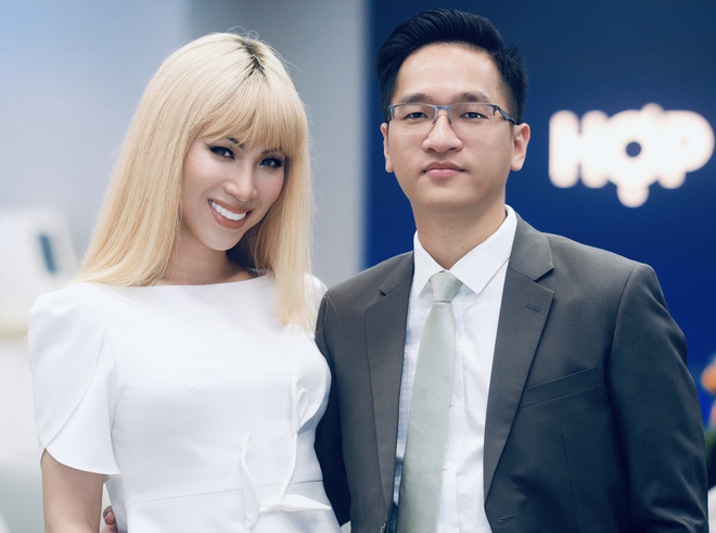 Nam ca sĩ bất ngờ chuyển giới sau nhiều năm lấy vợ sinh con: Sắp cưới bạn trai luật sư kém 5 tuổi- Ảnh 6. Nam ca sĩ bất ngờ chuyển giới sau nhiều năm lấy vợ sinh con: Sắp cưới bạn trai luật sư kém 5 tuổi- Ảnh 6.