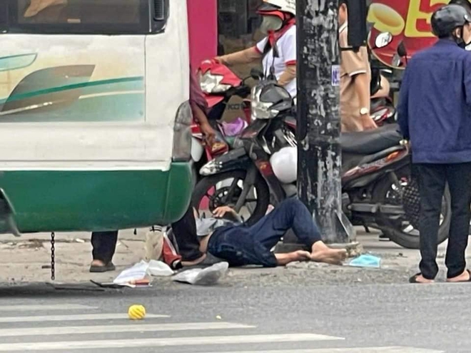 2 góc camera "phơi bày" diễn biến vụ ô tô đâm hàng loạt xe máy, nhiều người thương vong- Ảnh 3.
