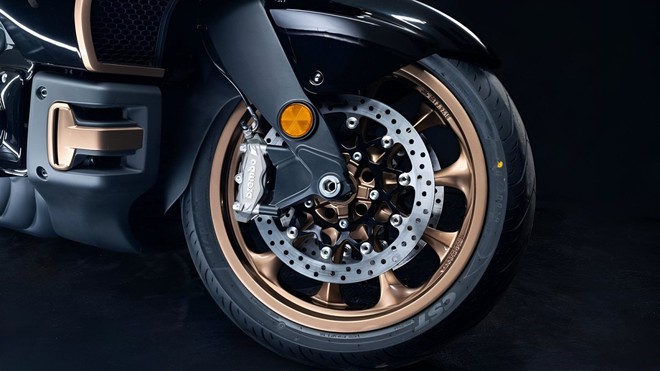 Hãng ô tô vừa vào Việt Nam ra mắt xe máy đầu tiên: Cực hầm hố, máy 'to' hơn của Vios, đấu Honda Gold Wing- Ảnh 9. Hãng ô tô vừa vào Việt Nam ra mắt xe máy đầu tiên: Cực hầm hố, máy 'to' hơn của Vios, đấu Honda Gold Wing- Ảnh 9.