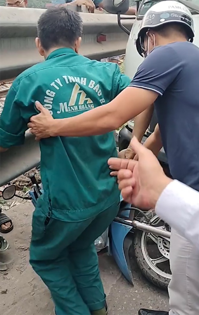 Người đàn ông đau đớn mắc kẹt giữa ô tô và hộ lan sau tai nạn liên hoàn ở Hà Nội: Nhân chứng kể nguồn cơn- Ảnh 3. Người đàn ông đau đớn mắc kẹt giữa ô tô và hộ lan sau tai nạn liên hoàn ở Hà Nội: Nhân chứng kể nguồn cơn- Ảnh 3.