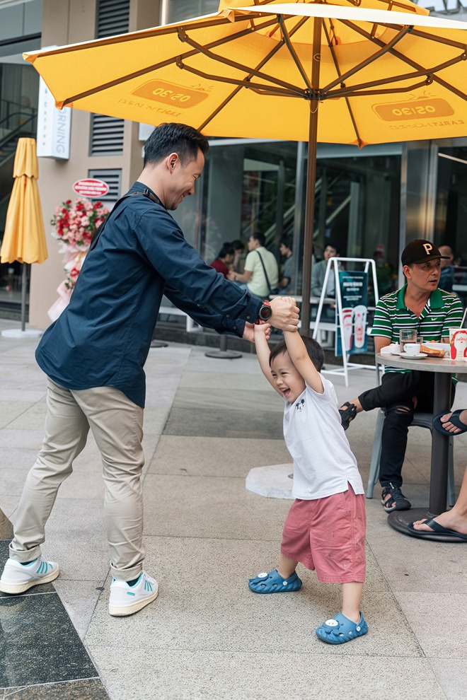 Nam nghệ sĩ Việt U50: Ông chủ chuỗi cà phê, có nhiều đất, hôn nhân viên mãn với vợ kém 10 tuổi- Ảnh 5. Nam nghệ sĩ Việt U50: Ông chủ chuỗi cà phê, có nhiều đất, hôn nhân viên mãn với vợ kém 10 tuổi- Ảnh 5.