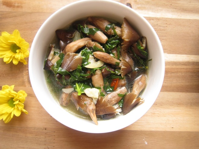 Thu hái đặc sản chỉ xuất hiện mỗi năm 1 lần sau cơn mưa đầu mùa, ung dung đút túi cả chục triệu đồng/ngày- Ảnh 4. Thu hái đặc sản chỉ xuất hiện mỗi năm 1 lần sau cơn mưa đầu mùa, ung dung đút túi cả chục triệu đồng/ngày- Ảnh 4.