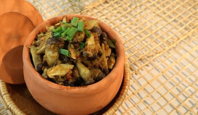 Thu hái đặc sản chỉ xuất hiện mỗi năm 1 lần sau cơn mưa đầu mùa, ung dung đút túi cả chục triệu đồng/ngày- Ảnh 3. Thu hái đặc sản chỉ xuất hiện mỗi năm 1 lần sau cơn mưa đầu mùa, ung dung đút túi cả chục triệu đồng/ngày- Ảnh 3.