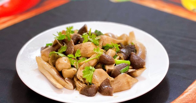 Thu hái đặc sản chỉ xuất hiện mỗi năm 1 lần sau cơn mưa đầu mùa, ung dung đút túi cả chục triệu đồng/ngày- Ảnh 2. Thu hái đặc sản chỉ xuất hiện mỗi năm 1 lần sau cơn mưa đầu mùa, ung dung đút túi cả chục triệu đồng/ngày- Ảnh 2.