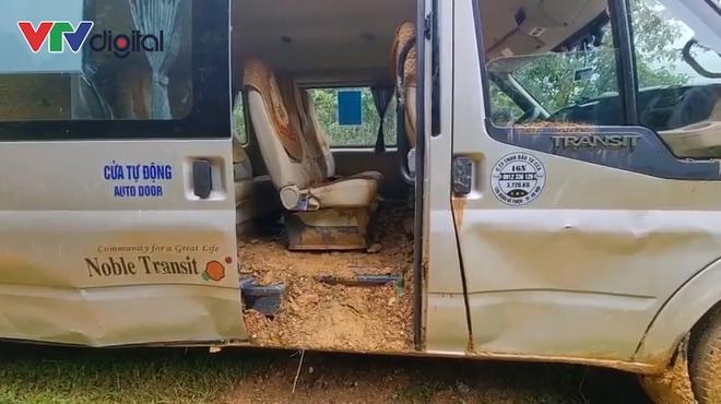 Vụ sạt lở thương tâm ở Hà Giang: Xe đi ăn hỏi thì gặp nạn, ít nhất 7 người tử vong- Ảnh 1. Vụ sạt lở thương tâm ở Hà Giang: Xe đi ăn hỏi thì gặp nạn, ít nhất 7 người tử vong- Ảnh 1.