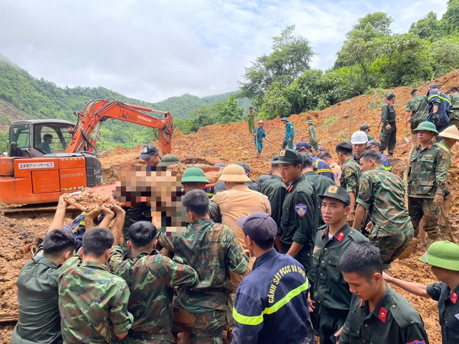 Nạn nhân sống sót sau vụ sạt lở ở Hà Giang: "Thò được đầu lên mặt đất rồi cố lấy tay cào bớt đất để thở"- Ảnh 3. Nạn nhân sống sót sau vụ sạt lở ở Hà Giang: "Thò được đầu lên mặt đất rồi cố lấy tay cào bớt đất để thở"- Ảnh 3.