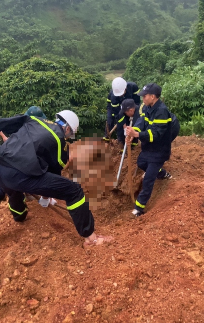 Nạn nhân sống sót sau vụ sạt lở ở Hà Giang: "Thò được đầu lên mặt đất rồi cố lấy tay cào bớt đất để thở"- Ảnh 4. Nạn nhân sống sót sau vụ sạt lở ở Hà Giang: "Thò được đầu lên mặt đất rồi cố lấy tay cào bớt đất để thở"- Ảnh 4.