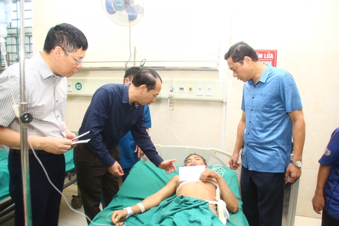 Nạn nhân sống sót sau vụ sạt lở ở Hà Giang: "Thò được đầu lên mặt đất rồi cố lấy tay cào bớt đất để thở"- Ảnh 1. Nạn nhân sống sót sau vụ sạt lở ở Hà Giang: "Thò được đầu lên mặt đất rồi cố lấy tay cào bớt đất để thở"- Ảnh 1.