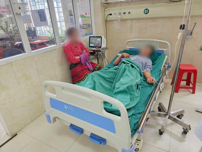 Nạn nhân sống sót sau vụ sạt lở ở Hà Giang: "Thò được đầu lên mặt đất rồi cố lấy tay cào bớt đất để thở"- Ảnh 2. Nạn nhân sống sót sau vụ sạt lở ở Hà Giang: "Thò được đầu lên mặt đất rồi cố lấy tay cào bớt đất để thở"- Ảnh 2.