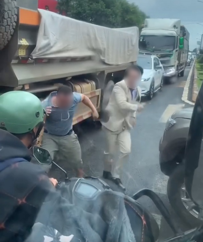 Tài xế xe ben nghi bị chú rể đánh sau va chạm giao thông vừa phải nhập viện, hé lộ tình trạng sức khỏe- Ảnh 1. Tài xế xe ben nghi bị chú rể đánh sau va chạm giao thông vừa phải nhập viện, hé lộ tình trạng sức khỏe- Ảnh 1.
