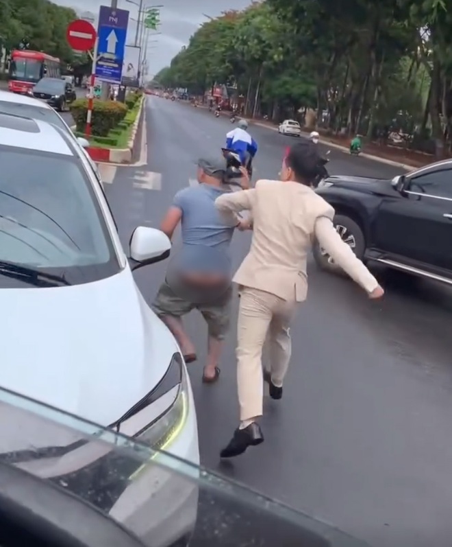 Tài xế xe ben nghi bị chú rể đánh sau va chạm giao thông vừa phải nhập viện, hé lộ tình trạng sức khỏe- Ảnh 2. Tài xế xe ben nghi bị chú rể đánh sau va chạm giao thông vừa phải nhập viện, hé lộ tình trạng sức khỏe- Ảnh 2.