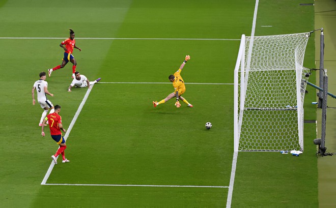 Sao trẻ xé toang "tường sắt" biến Tam sư thành... Hello Kitty, Tây Ban Nha vô địch Euro đầy kịch tính- Ảnh 3. Sao trẻ xé toang "tường sắt" biến Tam sư thành... Hello Kitty, Tây Ban Nha vô địch Euro đầy kịch tính- Ảnh 3.