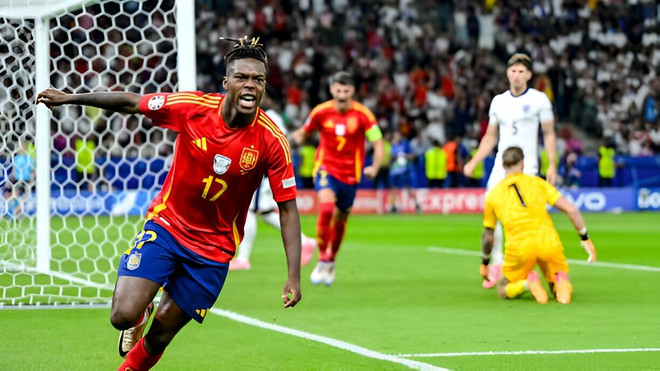 Sao trẻ xé toang "tường sắt" biến Tam sư thành... Hello Kitty, Tây Ban Nha vô địch Euro đầy kịch tính- Ảnh 2. Sao trẻ xé toang "tường sắt" biến Tam sư thành... Hello Kitty, Tây Ban Nha vô địch Euro đầy kịch tính- Ảnh 2.