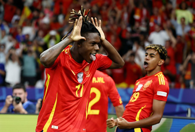 Sao trẻ xé toang "tường sắt" biến Tam sư thành... Hello Kitty, Tây Ban Nha vô địch Euro đầy kịch tính- Ảnh 1. Sao trẻ xé toang "tường sắt" biến Tam sư thành... Hello Kitty, Tây Ban Nha vô địch Euro đầy kịch tính- Ảnh 1.