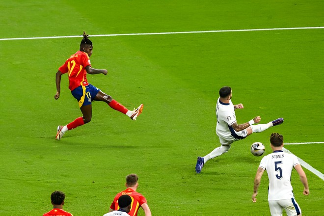 Sao trẻ xé toang "tường sắt" biến Tam sư thành... Hello Kitty, Tây Ban Nha vô địch Euro đầy kịch tính- Ảnh 4. Sao trẻ xé toang "tường sắt" biến Tam sư thành... Hello Kitty, Tây Ban Nha vô địch Euro đầy kịch tính- Ảnh 4.