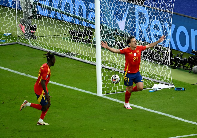 Sao trẻ xé toang "tường sắt" biến Tam sư thành... Hello Kitty, Tây Ban Nha vô địch Euro đầy kịch tính- Ảnh 8. Sao trẻ xé toang "tường sắt" biến Tam sư thành... Hello Kitty, Tây Ban Nha vô địch Euro đầy kịch tính- Ảnh 8.