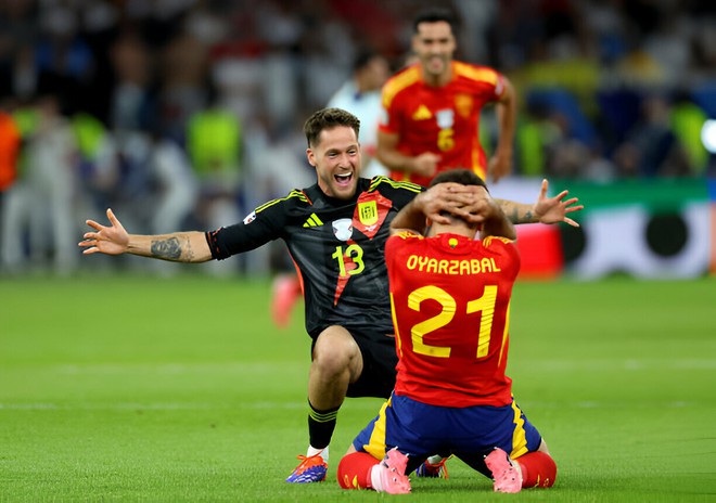 Sao trẻ xé toang "tường sắt" biến Tam sư thành... Hello Kitty, Tây Ban Nha vô địch Euro đầy kịch tính- Ảnh 6. Sao trẻ xé toang "tường sắt" biến Tam sư thành... Hello Kitty, Tây Ban Nha vô địch Euro đầy kịch tính- Ảnh 6.