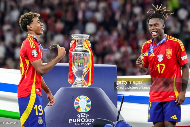 Chấm điểm Chung kết Euro: Sao Man Utd bất ngờ "thọt", Tây Ban Nha sống bằng cặp cánh trẻ nhất đội!- Ảnh 4. Chấm điểm Chung kết Euro: Sao Man Utd bất ngờ "thọt", Tây Ban Nha sống bằng cặp cánh trẻ nhất đội!- Ảnh 4.