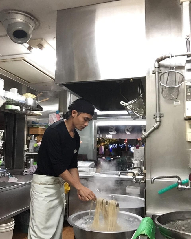 Cậu bé nghèo mồ côi nhận tin nhắn bất ngờ từ thầy giáo, số phận thay đổi sau 10 năm- Ảnh 7. Cậu bé nghèo mồ côi nhận tin nhắn bất ngờ từ thầy giáo, số phận thay đổi sau 10 năm- Ảnh 7.