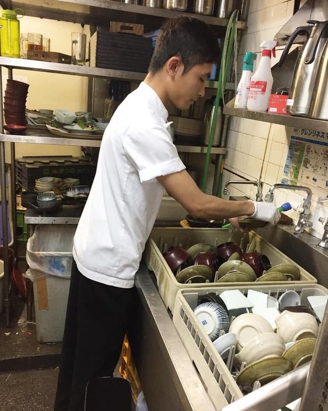 Cậu bé nghèo mồ côi nhận tin nhắn bất ngờ từ thầy giáo, số phận thay đổi sau 10 năm- Ảnh 5. Cậu bé nghèo mồ côi nhận tin nhắn bất ngờ từ thầy giáo, số phận thay đổi sau 10 năm- Ảnh 5.