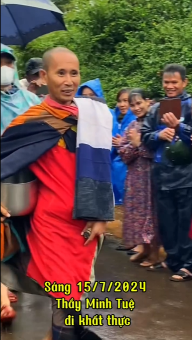 Ông Thích Minh Tuệ tái khất thực sau 1 tháng ẩn tu, tình hình hiện tại có nhiều bất ngờ- Ảnh 2. Ông Thích Minh Tuệ tái khất thực sau 1 tháng ẩn tu, tình hình hiện tại có nhiều bất ngờ- Ảnh 2.