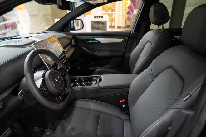 Lộ diện VinFast VF 8 Lux Hỏa Long Độc Bản: Chưa đến 1.000 người có được, 'mạ vàng' nhiều chi tiết- Ảnh 10. Lộ diện VinFast VF 8 Lux Hỏa Long Độc Bản: Chưa đến 1.000 người có được, 'mạ vàng' nhiều chi tiết- Ảnh 10.